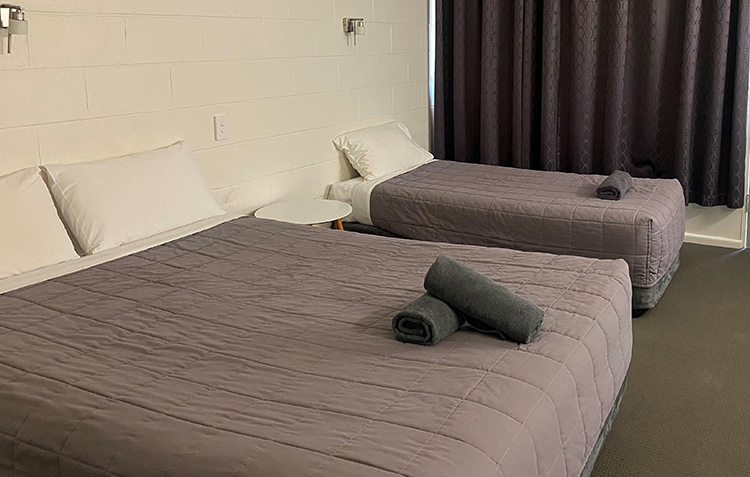 Twin room - Queen & single bed